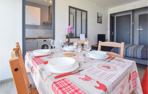 Claude Decaen Apartment | Awesome Apartment In Caen With Kitchen
