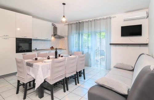 Dugi Rat Apartment | Awesome apartment in Dugi Rat with WiFi