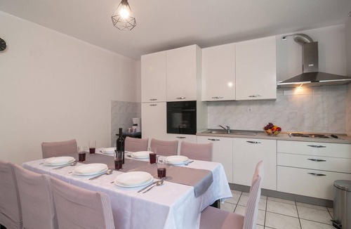 Dugi Rat Apartment | Awesome apartment in Dugi Rat with WiFi