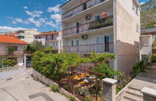 Dugi Rat Apartment | Awesome apartment in Dugi Rat with WiFi