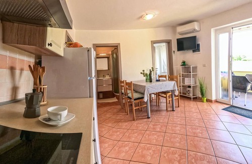 Lovrecica Apartment | Awesome apartment in Lovrecica with WiFi