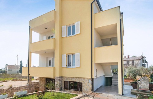 Lovrecica Apartment | Awesome apartment in Lovrecica with WiFi