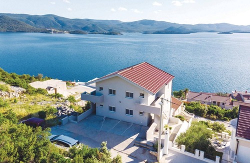 Komarna Apartment | Awesome apartment in Klek with WiFi