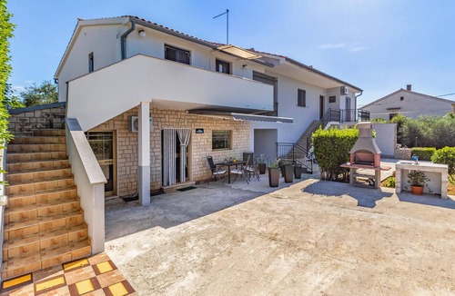 Mali Vareski Apartment | Awesome apartment in Krnica with WiFi