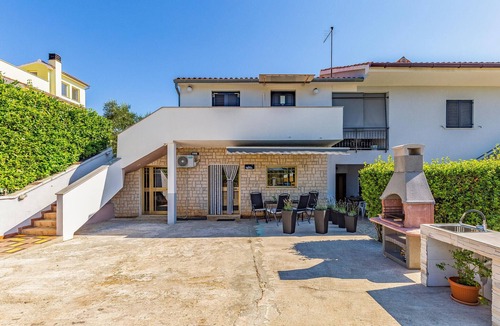Mali Vareski Apartment | Awesome apartment in Krnica with WiFi