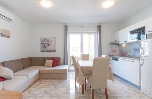 Povljana Apartment | Awesome apartment in Povljana
