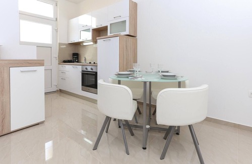 Kastela Apartment | Awesome apartment in Solin with house sea view