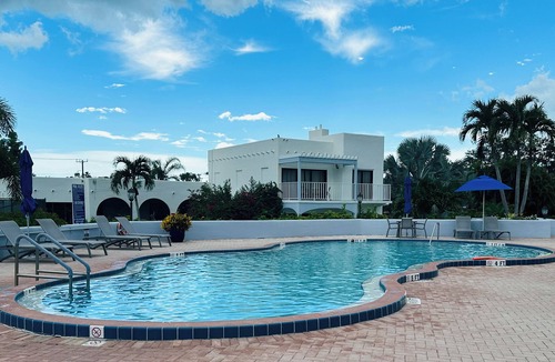 Central Naples Apartment | Awesome Apartment near the Beach