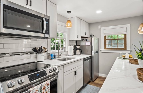 West Yarmouth House | Awesome Cottage! 1/2mi to beach, Hot Tub, Bar, Firepit, Dog