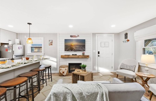 West Yarmouth House | Awesome Cottage! 1/2mi to beach, Hot Tub, Bar, Firepit, Dog