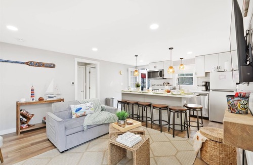 West Yarmouth House | Awesome Cottage! 1/2mi to beach, Hot Tub, Bar, Firepit, Dog