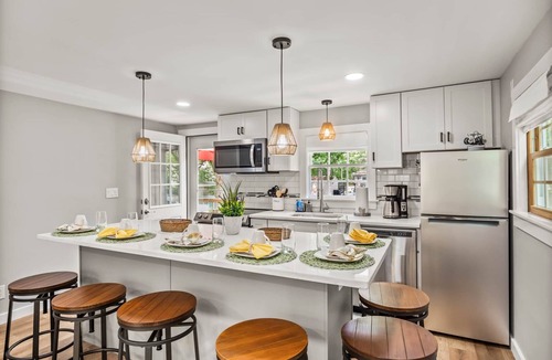 West Yarmouth House | Awesome Cottage! 1/2mi to beach, Hot Tub, Bar, Firepit, Dog