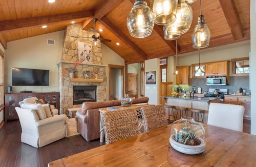 Leander Cabin | Awesome Cottage in The Hollows - Views/4 Pools