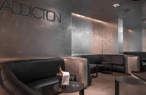 Waikiki Resort | Awesome Deal! 3 Stunning Partial Ocean VIew Units for Families, Pools, Bar