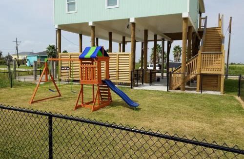 Crystal Beach House | Awesome Deck, fenced yard! Pet & kid friendly!