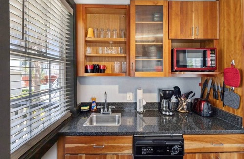 Dixon Park Apartment | Awesome Downtown Condo with Pool!