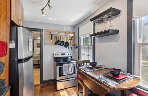 Dixon Park Apartment | Awesome Downtown Condo with Pool!