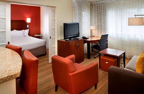 Warren Hotel | Awesome Find! Unit with Full Kitchen, Pets Allowed, Free Breakfast!