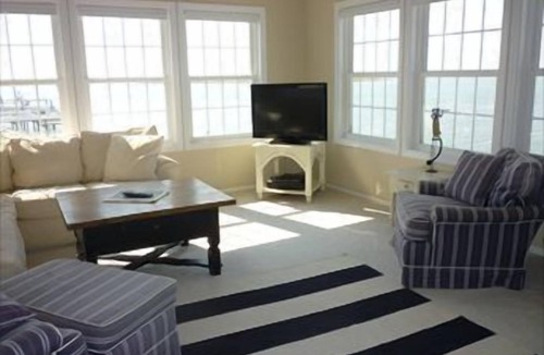 Beach Haven Gardens House | Awesome home in Beach Haven Gardens with 4 Bedrooms, Internet and WiFi