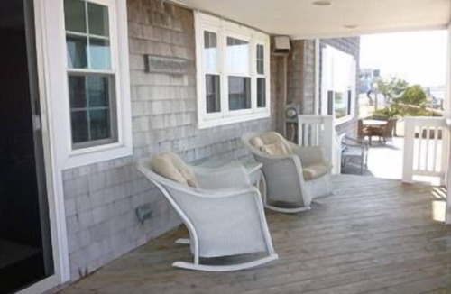 Beach Haven Gardens House | Awesome home in Beach Haven Gardens with 4 Bedrooms, Internet and WiFi