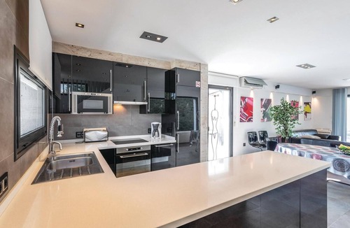 Bon Relax House | Awesome home in Sant Pere Pescador