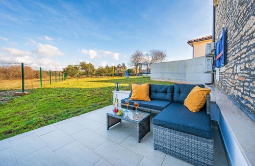 Jursici House | Awesome home in Brscici with WiFi