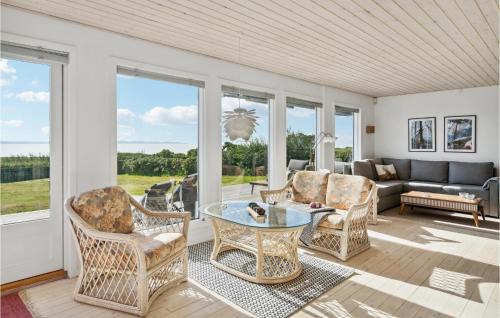 Helnæs By House | Awesome Home In Ebberup With Kitchen