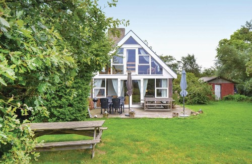 Øer Strand House | Awesome home in Ebeltoft with kitchen