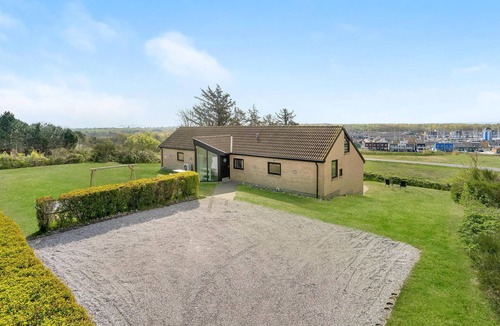 Øer Strand House | Awesome home in Ebeltoft with kitchen