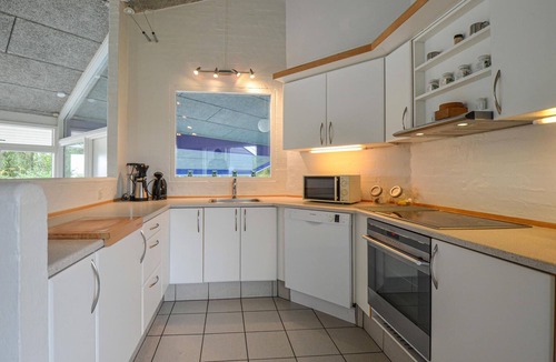 Lyngsbæk Strand House | Awesome home in Ebeltoft with sauna