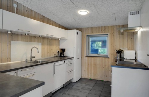 Øer Strand House | Awesome home in Ebeltoft with kitchen