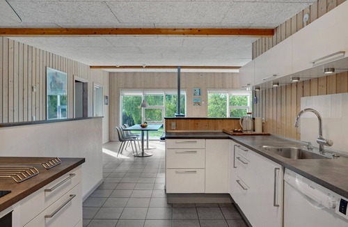 Øer Strand House | Awesome home in Ebeltoft with kitchen