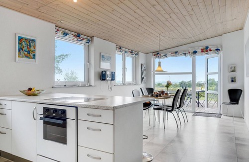 Øer Strand House | Awesome home in Ebeltoft with house sea view