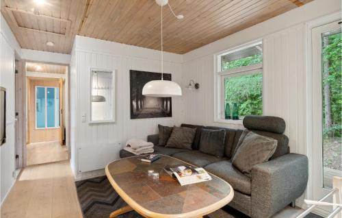Fjellerup House | Awesome Home In Glesborg With Wifi