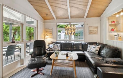 Fjellerup House | Awesome Home In Glesborg With Wifi