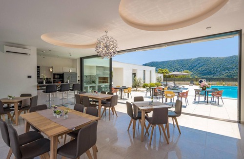 Grizane House | Awesome home in Grizane with sauna