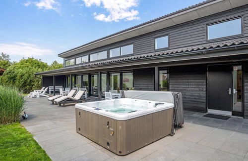 Bork Havn House | Awesome home in Hemmet with WiFi