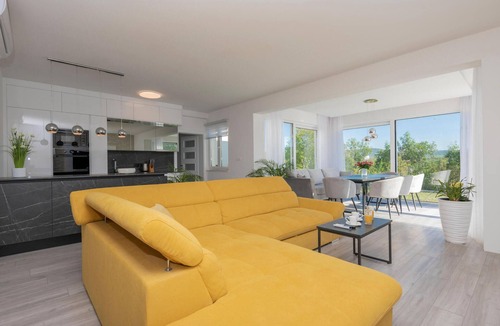 Klis House | Awesome home in Veliki Brocanac