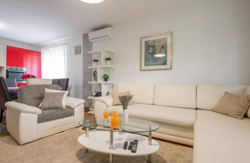 Imotski House | Awesome home in Vinjani Gornji