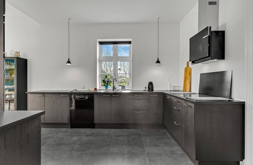 Ristinge House | Awesome home in Humble with WiFi
