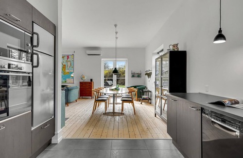 Ristinge House | Awesome home in Humble with WiFi