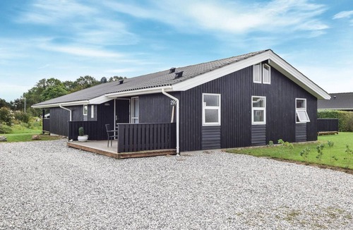 Pøt Strandby House | Awesome home in Juelsminde with kitchen