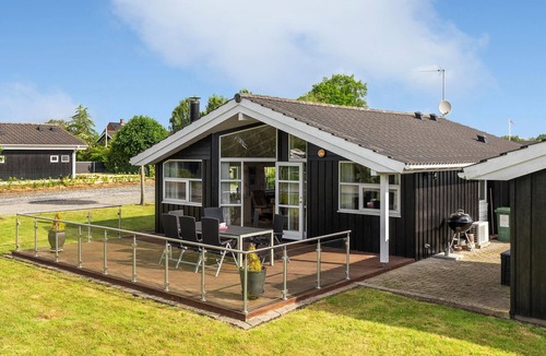 Pøt Strandby House | Awesome home in Juelsminde with sauna