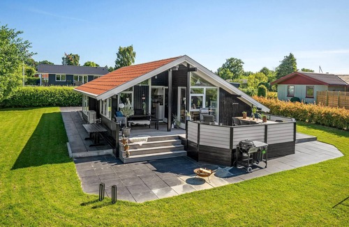 Pøt Strandby House | Awesome home in Juelsminde with kitchen