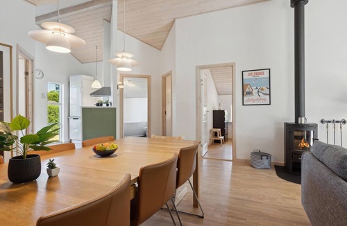 Pøt Strandby House | Awesome home in Juelsminde with kitchen