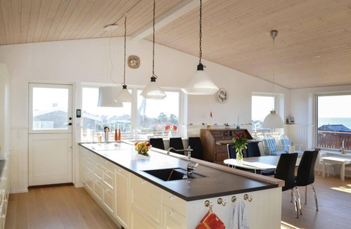 Skødshoved Strand House | Awesome home in Knebel with WiFi