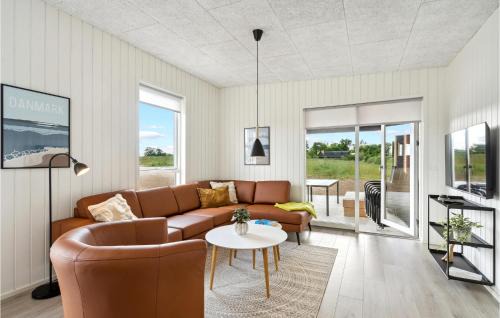Hjarbæk House | Awesome Home In Løgstrup With Kitchen