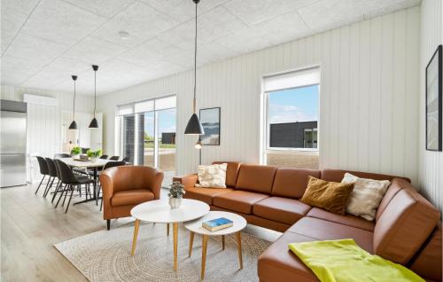 Hjarbæk House | Awesome Home In Løgstrup With Kitchen