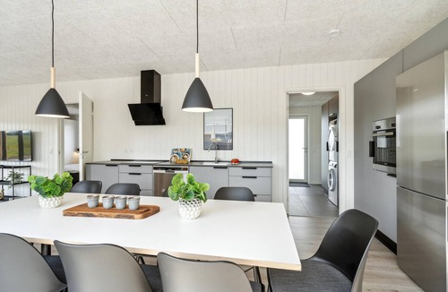 Hjarbæk House | Awesome home in Løgstrup with kitchen