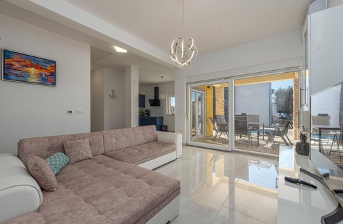 Kolan House | Awesome home in Mandre